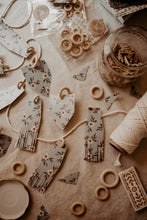 Banderole en cartons illustrés & anneaux en bois -9 pièces-Motif 4