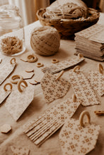 Banderole en cartons illustrés & anneaux en bois -9 pièces-Motif 1