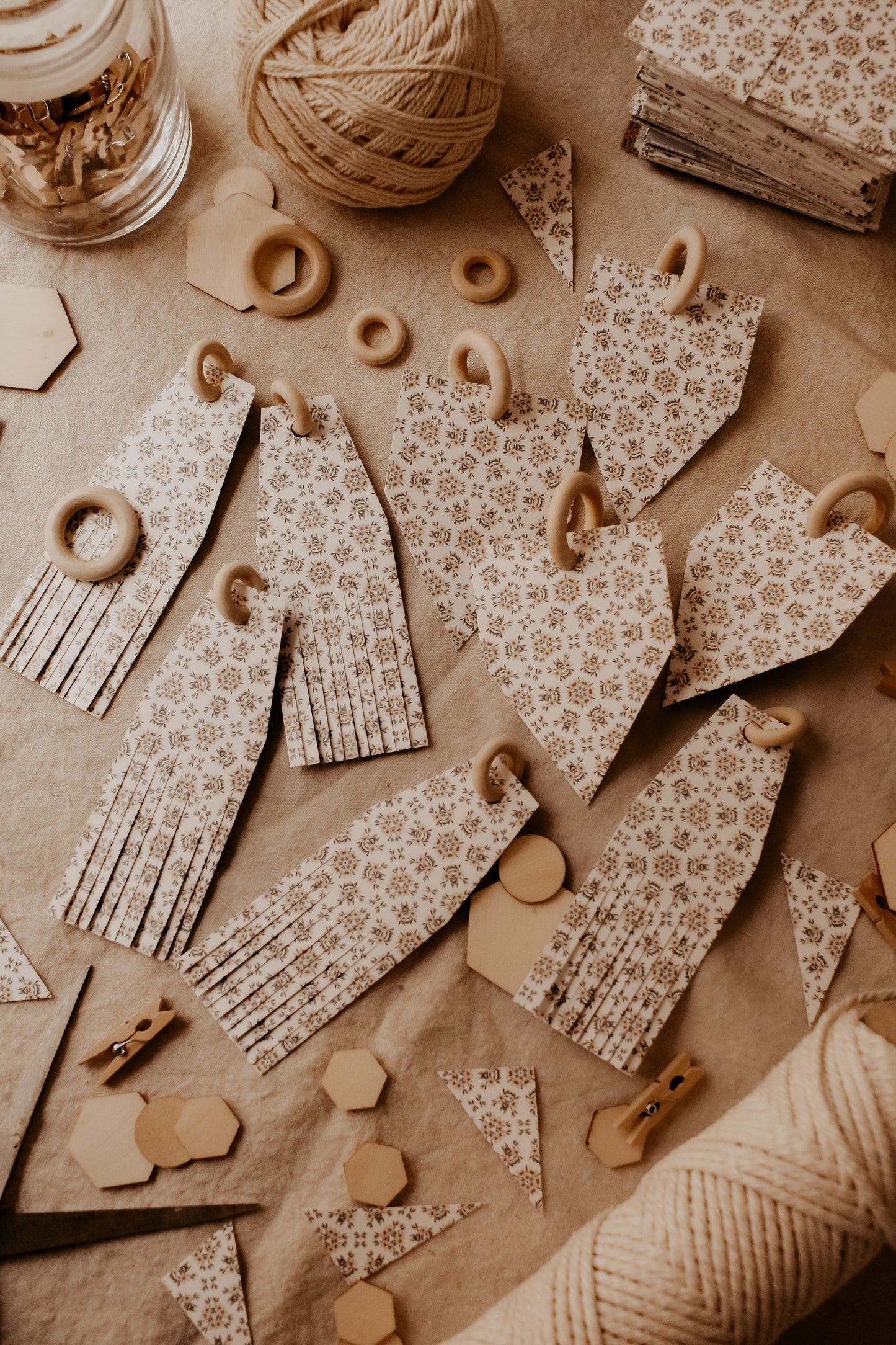 Banderole en cartons illustrés & anneaux en bois -9 pièces-Motif 2