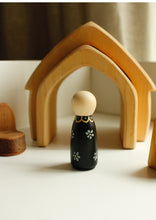 Figurines en bois illustrées à la main