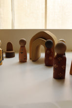 Figurines en bois illustrées à la main