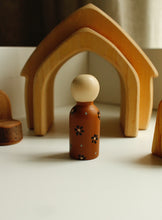 Figurines en bois illustrées à la main