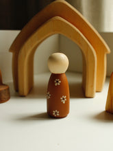 Figurines en bois illustrées à la main