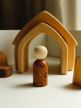 Figurines en bois illustrées à la main