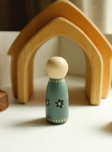 Figurines en bois illustrées à la main