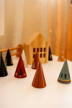 Mini sapins en bois illustrés à la main