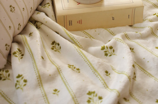 Throw blanket-Vintage floral pattern/Green