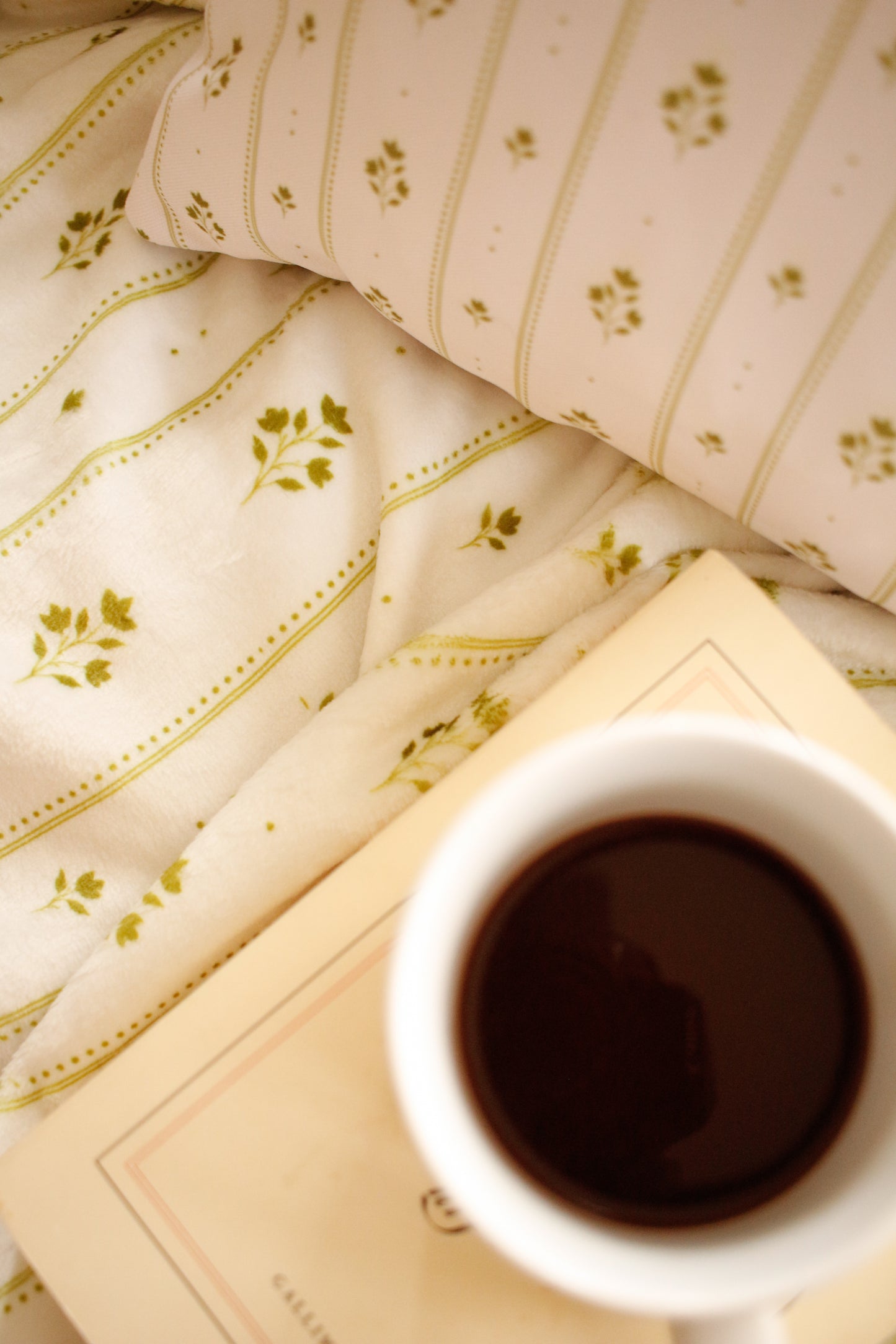 Throw blanket-Vintage floral pattern/Green