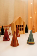 Mini sapins en bois illustrés à la main