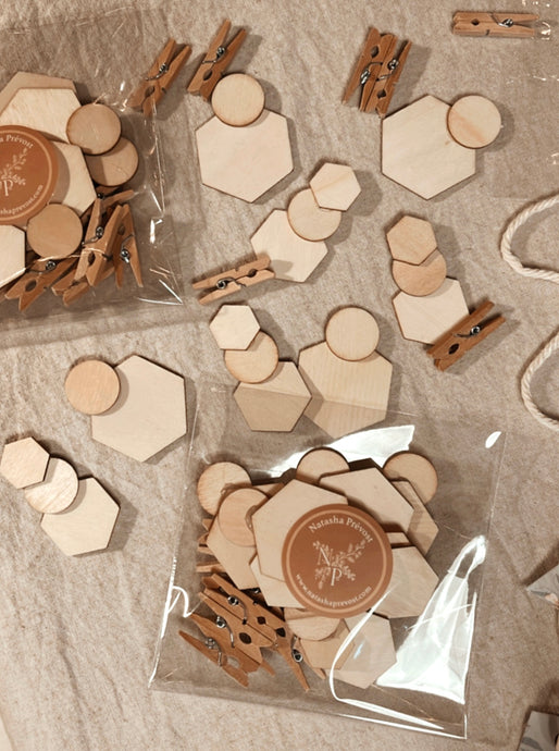 Décoration en bois pour guirlandes en cartons illustrés
