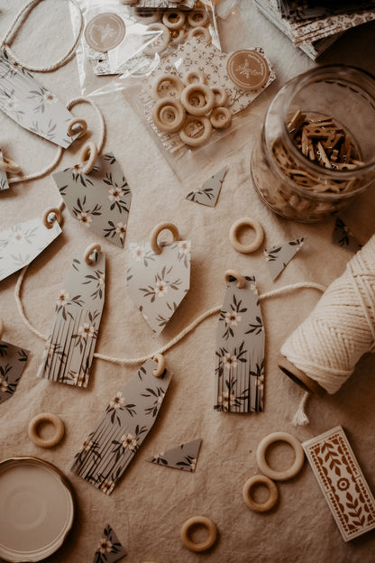 Banner with Illustrated Cardboard & Wooden Rings - 9 Pieces - Pattern 4 by Natasha Prévost