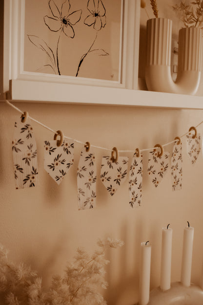 Banner with Illustrated Cardboard & Wooden Rings - 9 Pieces - Pattern 3 by Natasha Prévost