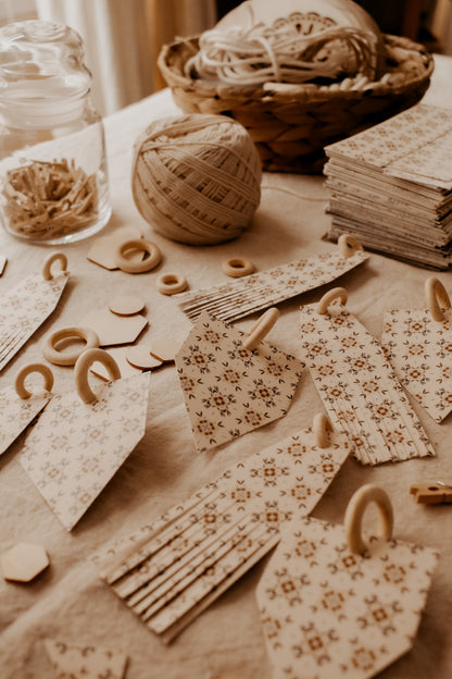 Banner with Illustrated Cardboard & Wooden Rings - 9 Pieces - Pattern 1 by Natasha Prévost