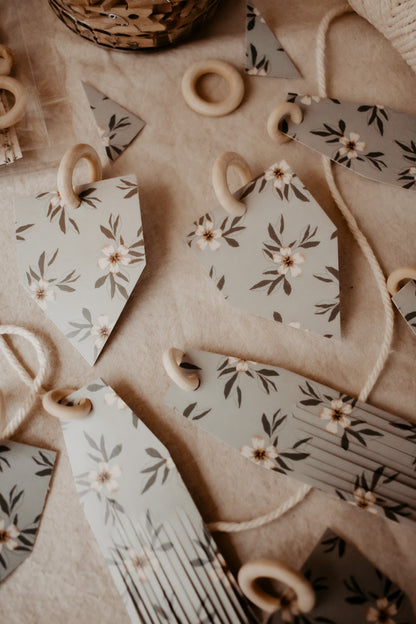 Banner with Illustrated Cardboard & Wooden Rings - 9 Pieces - Pattern 4 by Natasha Prévost