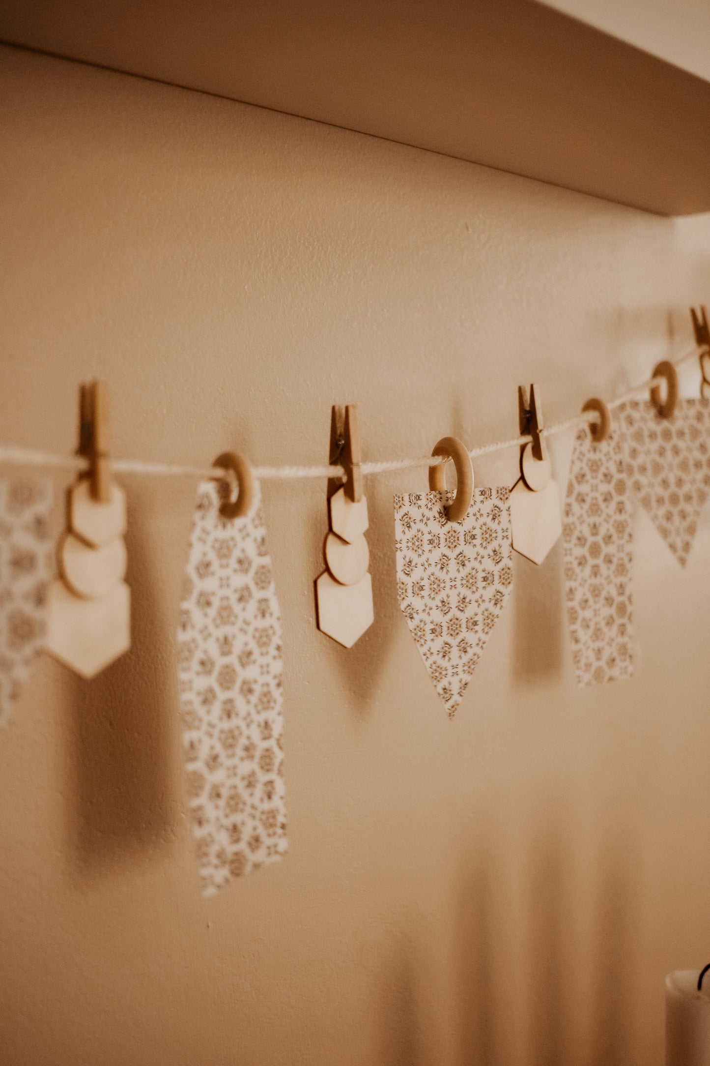 Banderole en cartons illustrés & anneaux en bois -9 pièces-Motif 2