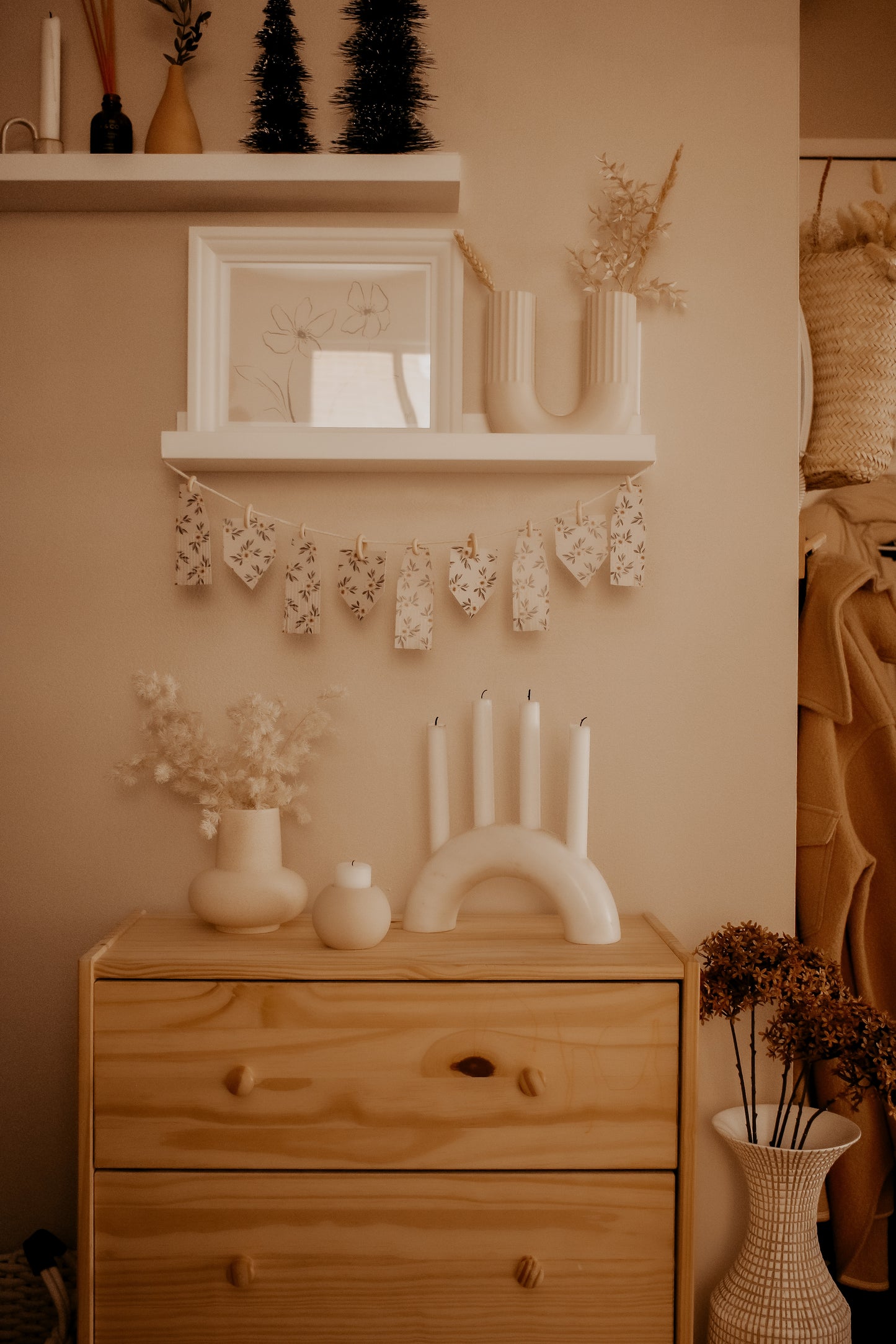 Banner with Illustrated Cardboard & Wooden Rings - 9 Pieces - Pattern 3 by Natasha Prévost