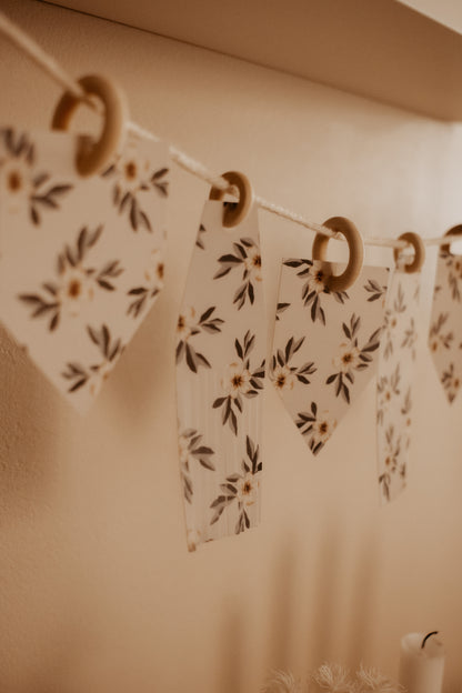 Banner with Illustrated Cardboard & Wooden Rings - 9 Pieces - Pattern 3 by Natasha Prévost