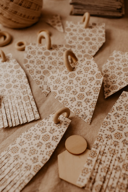 Banderole en cartons illustrés & anneaux en bois -9 pièces-Motif 2